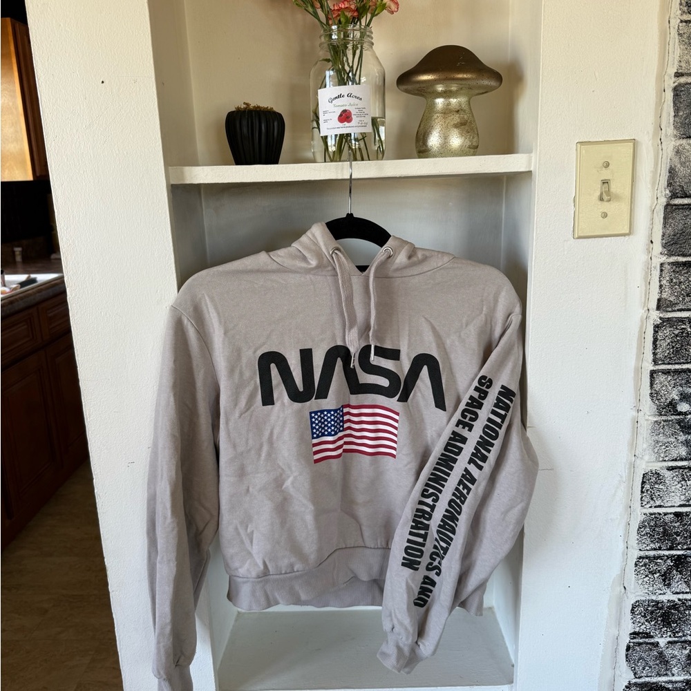 H&M Cream Sweatshirt